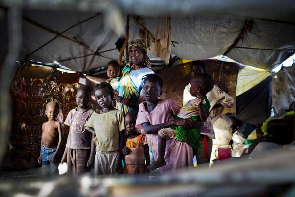 © UNICEF/NYHQ2014-0421/Kate Holt マラカルの国連施設内にある臨時の避難所に身を寄せる家族（2014年3月27日）。