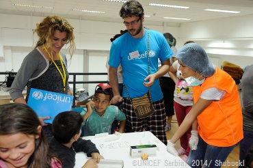 ユニセフのボランティアの心のケアチームが避難している子どもたちに支援を行う様子。©UNICEF Serbia/ 2014/ Shubuckl