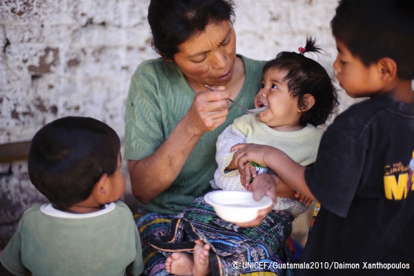 子どもたちと食事をさせる母親© UNICEF/Guatamala2010/Daimon Xanthopoulos