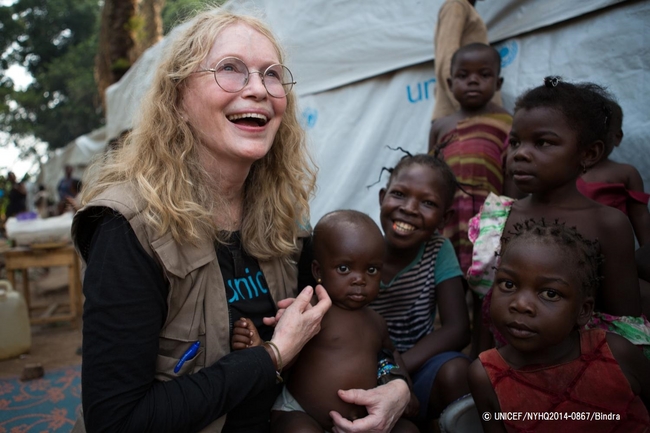 ミア・ファロー親善大使と避難民の子どもたち。© UNICEF/NYHQ2014-0867/Bindra