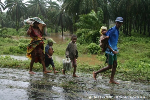 サイクロンの被害にあい、自宅から避難する家族（マダガスカル）© UNICEF/NYHQ2008-0204/Rasoamanana