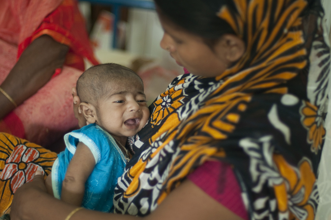 肺炎でユニセフが支援する病院に入院する親子（バングラデシュ）©UNICEF/BANA2012-00879AHSAN KHANBANGLADESH