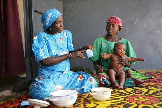 経口補水塩（ORS)の使い方を指導する保健師（ニジェール）©UNICEF/NIGB2010-00287GIACOMO PIROZZ