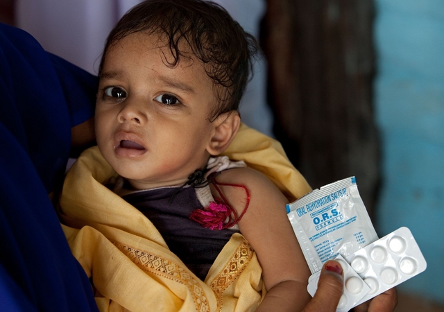 病院でORS（経口補水塩）と水浄化タブレットを受け取る男の子©UNICEF/INDA2010-00171GRAHAM CROUCH