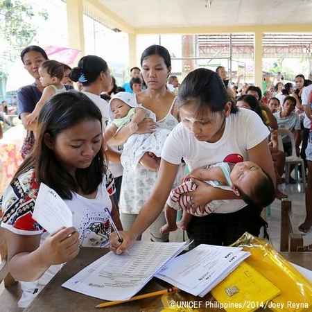 最困窮の1万世帯に、毎月100米ドルを、6カ月間、無償で給付。©UNICEF Philippines/2014/Joey Reyna