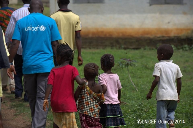 多くの子どもたちがエボラの直接的な影響を受けている。（ギニア）©UNICEF Guinea/2014