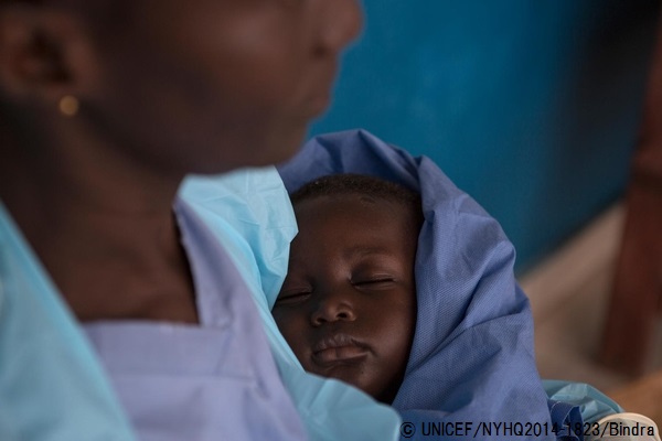 両親をエボラで失った1歳2カ月の赤ちゃん。（シエラレオネ）© UNICEF/NYHQ2014-1823/Bindra