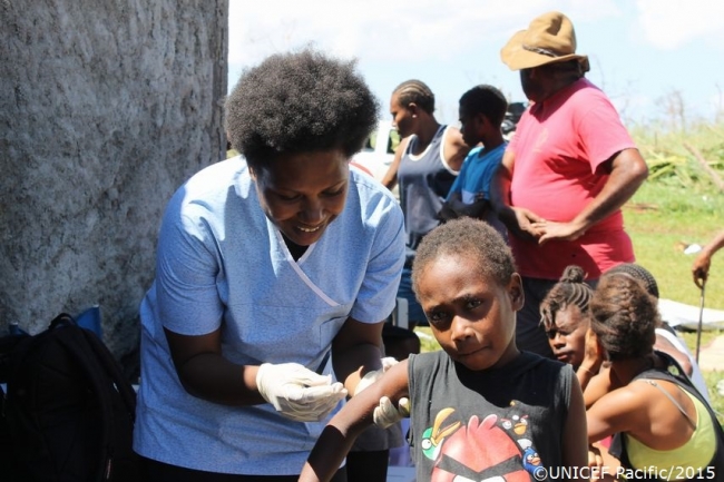 予防接種を受ける男の子。(バヌアツ)©UNICEF Pacific_2015