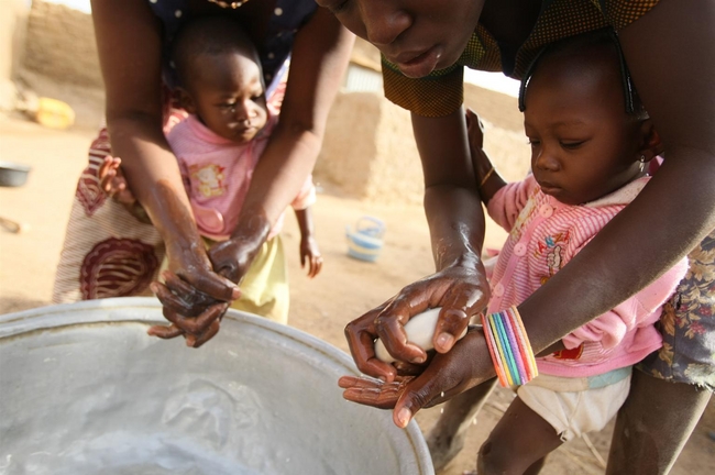 お母さんと一緒に手あらい（ブルキナファソ） (c)UNICEF/NYHQ2012-0343 Asselin