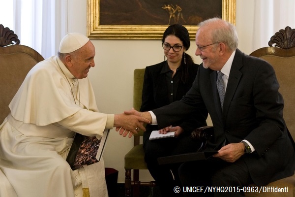 4月21日、ローマで会談したローマ法王フランシスコ聖下とユニセフ事務局長 アンソニー・レーク。© UNICEF_NYHQ2015-0963_Diffidenti