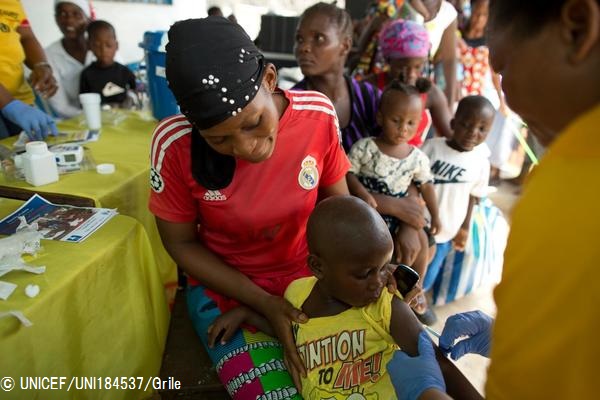 保健所で予防接種を受ける子どもたち。© UNICEF_UNI184537_Grile