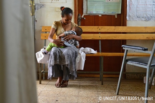 © UNICEF_UNI183051_Nesbitt赤ちゃんに母乳をあたえる母親。（エチオピア）