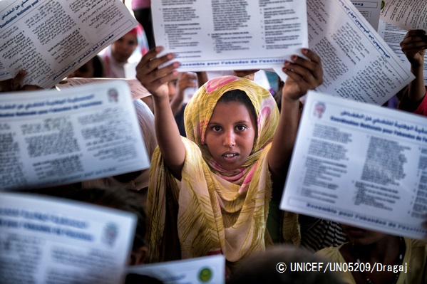 女性性器切除の根絶に向けた啓発パンフレットを手にする女の子。（モーリタニア）© UNICEF_UN05209_Dragaj