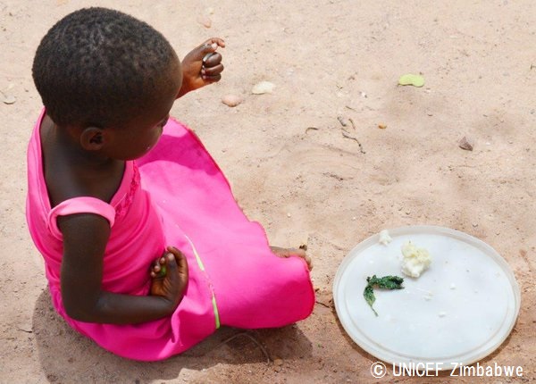 食事をする女の子。© UNICEF Zimbabwe