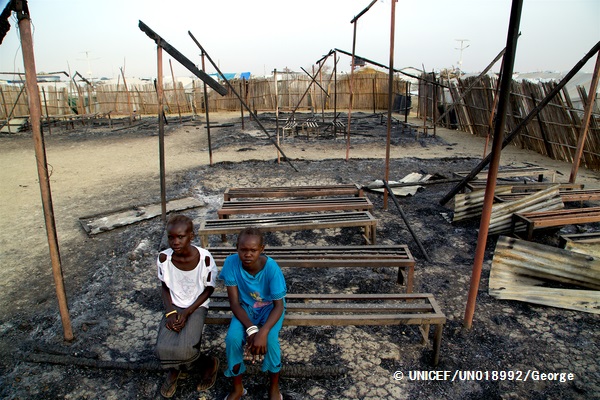 南スーダンのマラカル市民保護区で、焼失した学校の教室に座る子どもたち。（2016年3月3日撮影）※本文との直接の関係はありません。© UNICEF_UN018992_George