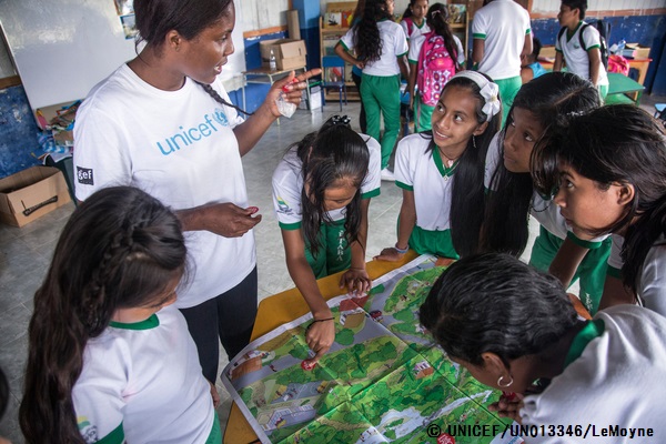 子どもたちを対象にした地雷回避ワークショップ。　（コロンビア、2016年3月撮影）© UNICEF_UN013346_LeMoyne