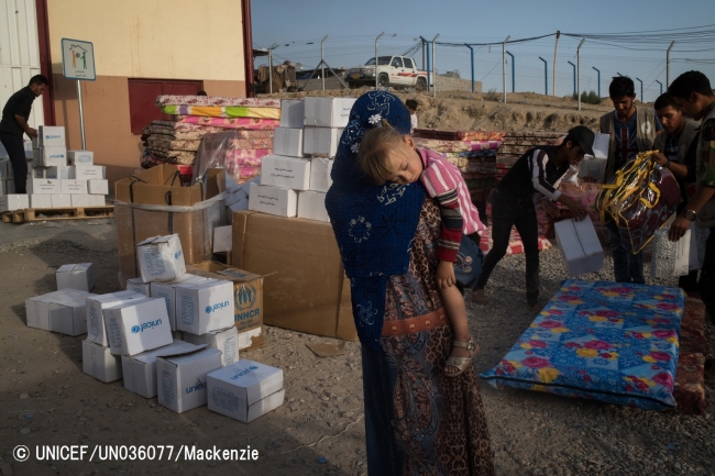 デバガ避難民キャンプで緊急支援物資を受け取る親子。（10月15日撮影）© UNICEF_UN036077_Mackenzie