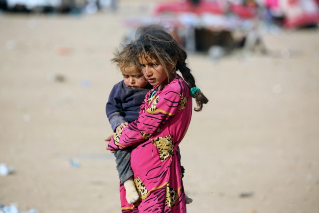 イラク国境近くに到着したばかりの難民の女の子© UNICEF_UN037295_Soulaiman