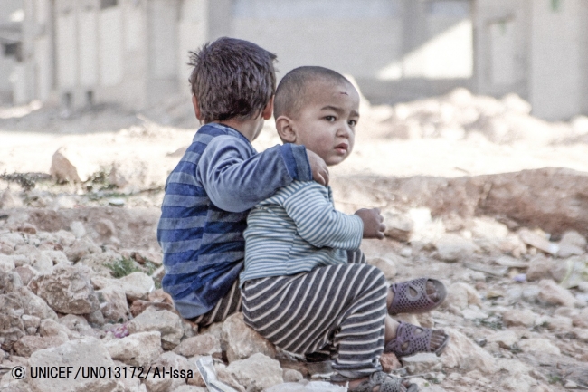 アレッポの避難民キャンプ付近に座る兄弟（2015年12月撮影）© UNICEF_UN013172_Al-Issa