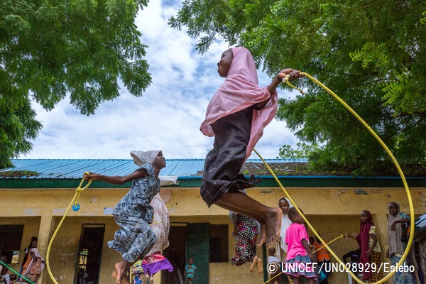 縄跳びで遊ぶナイジェリアの子どもたち（2016年8月14日撮影）© UNICEF_UN02892_Esiebo