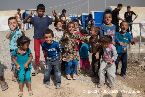 イラクのデバガ避難民キャンプで遊ぶ子どもたち（2016年10月15日撮影）© UNICEF_UN036096_Mackenzie