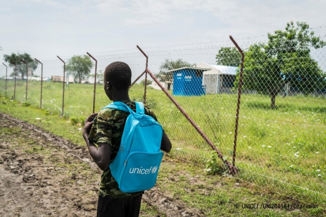 南スーダンで学校に通う元子ども兵士の男の子（2015年11月撮影）© UNICEF_UNI201161_Ohanesian