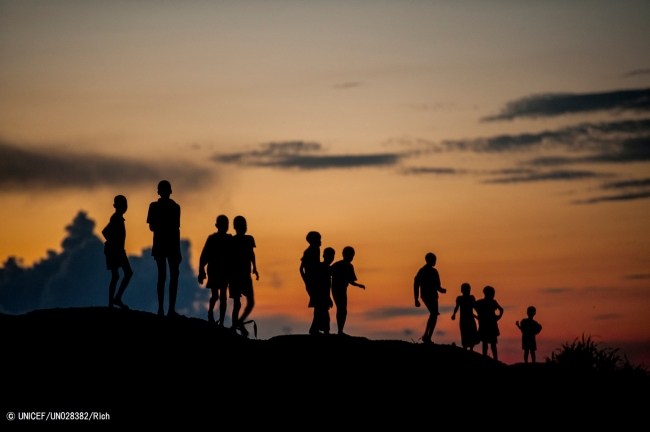 南スーダンの文民保護区で夕暮れの中遊ぶ子どもたち（2016年8月撮影）© UNICEF_UN028382_Rich