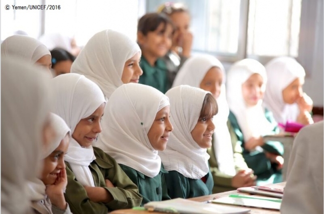 イエメン・サヌアの学校で授業を受ける子どもたち（2016年10月撮影）(c)Yemen_UNICEF_2016