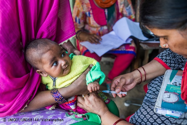 ポリオの予防接種を受ける子ども(インド・ガーズィヤーバード)2017年3月22日撮影© UNICEF_UN058144_Vishwanathan