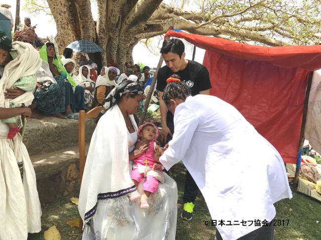 村の子どもたちに、はしかワクチンが接種される様子を見守る長谷部選手。©日本ユニセフ協会_2017