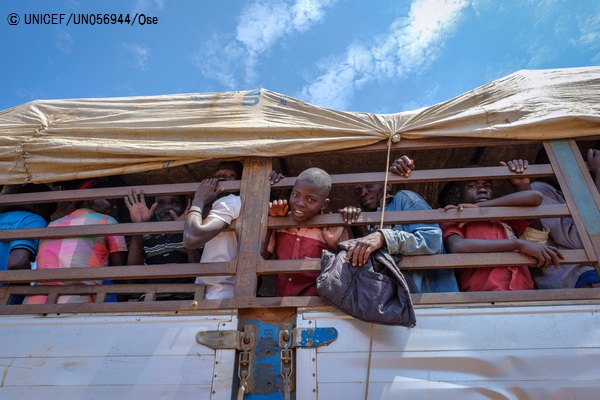 南スーダンから到着したばかりの難民を乗せたトラック (ウガンダ) 2017年2月28日撮影 © UNICEF_UN056944_Ose