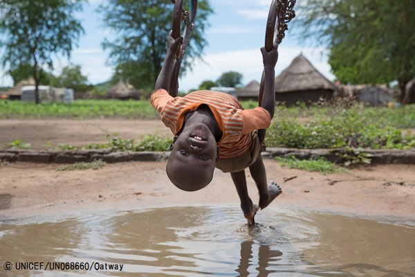 難民キャンプで遊ぶ男の子 (ウガンダ)2017年5月19日撮影 © UNICEF_UN068660_Oatway