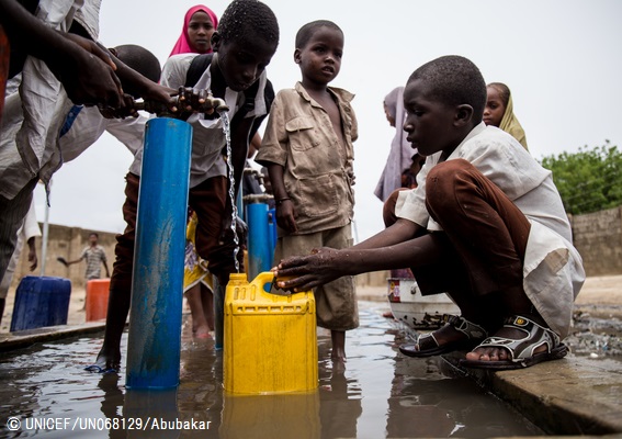 水を汲む子どもたち (ナイジェリア・マイドゥグリ) 2017年6月13日撮影© UNICEF_UN068129_Abubakar