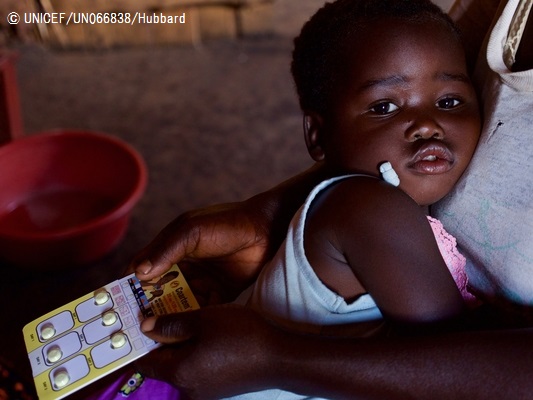 マラリアの治療を受ける2歳の女の子（マラウイ）2017年5月30日撮影© UNICEF_UN066838_Hubbard