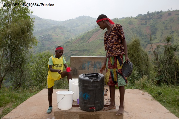 ユニセフが設置支援した給水所で水を飲む子どもたち(2016年2月撮影) © UNICEF_UN010864_Prinsloo