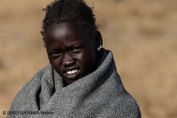 食糧の配給を受けるために並ぶ女の子(2017年2月25日撮影) © UNICEF_UN055425_Modola