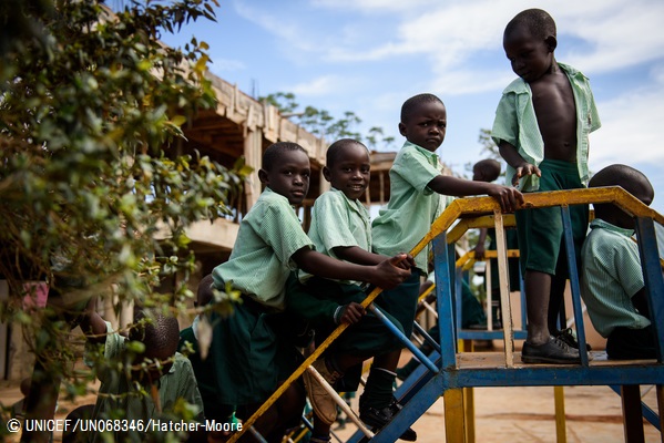 学校の休み時間に滑り台で遊ぶ子どもたち (2017年4月26日撮影) © UNICEF_UN068346_Hatcher-Moore