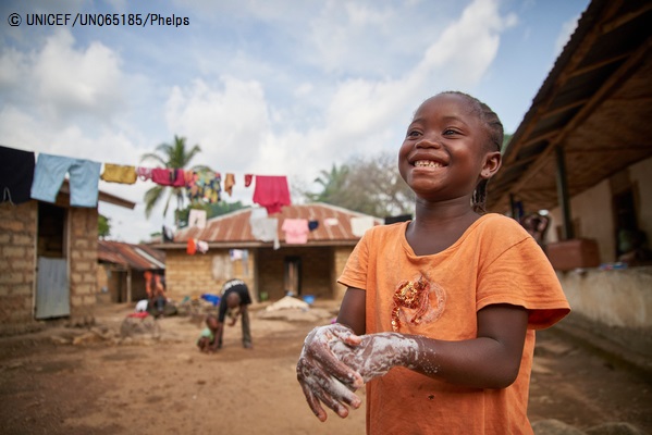 石鹸で手を洗う女の子(シエラレオネ)2017年3月26日撮影© UNICEF_UN065185_Phelps