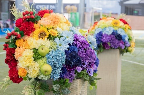 花のオブジェ共同制作「みんなでかける希望の虹」　(協力 第一園芸株式会社)