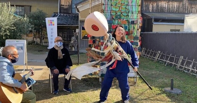 「チョーケシ♪チョーケシ ♪」と連呼しながら、 「チョーケシ棒」を元気よく 左右に突き上げると嫌な 過去が帳消しに！