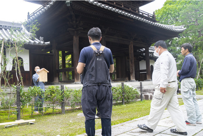 建仁寺の浅野住職や北山造園と一緒に看板の位置を調整中。