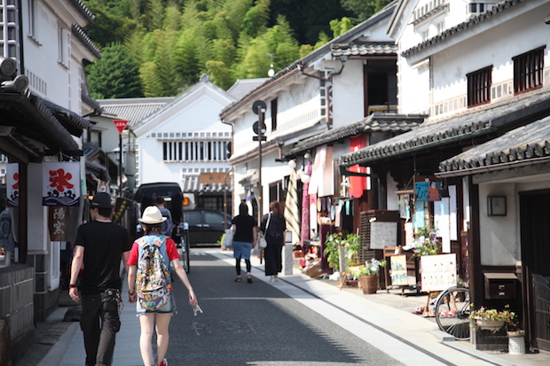 美観地区はさまざまなお店が軒を連ねています