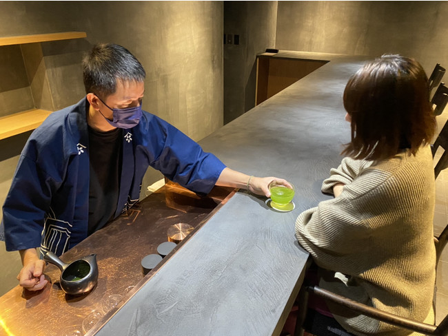 副島園のカウンターでは目の前でお茶を淹れてくれる