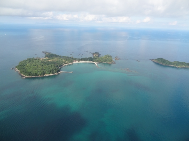 阿久根大島。環境省選定『快水浴場百選』に選定された透明度高い海水浴場。