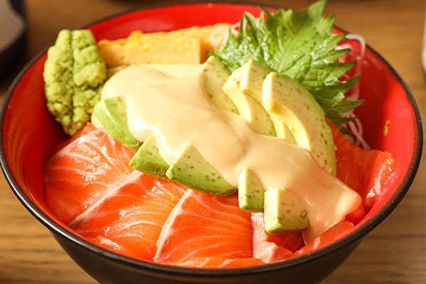 サーモンとアボカドの特製マヨ和え丼