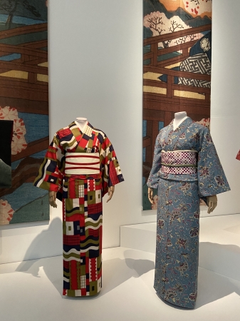 〈参考〉ヴィクトリア＆アルバート博物館で開催されている展覧会Kimono Kyoto to Catwalkでの「21世紀銘仙」の展示風景。（写真左）