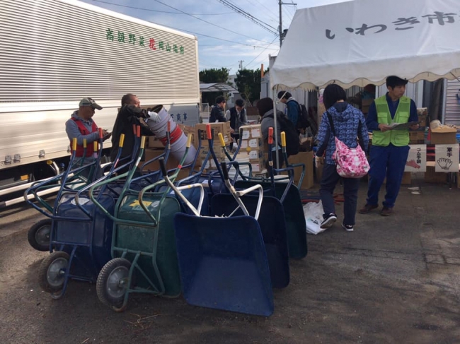 いわき市災害ボランティアセンターに駐在する原田スタッフ（右）