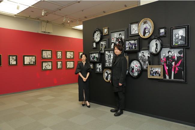 会場見学する小野大輔さんと坂本真綾さん 撮影：重本隆