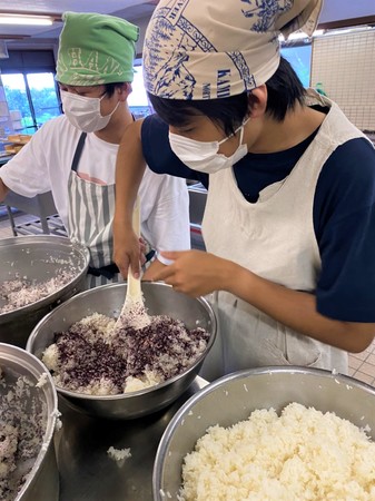 自分たちでご飯を炊き、おにぎりを作る