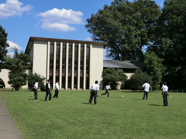 自由学園男子部　昼食後の休憩時間にサッカーを楽しむ